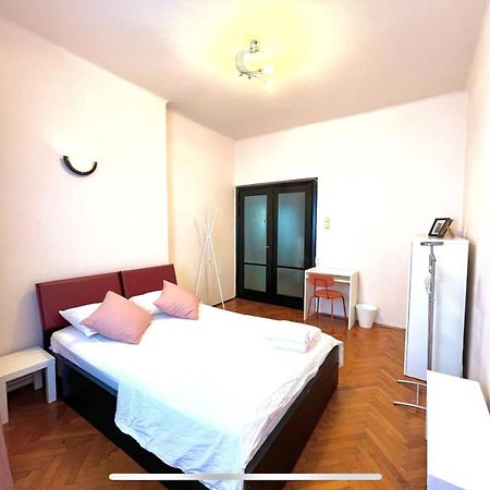 Downtown Unirii Square Private Economy Rooms With Shared Amenities Bucureşti Exterior foto