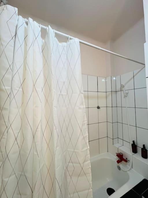 Downtown Unirii Square Private Economy Rooms With Shared Amenities Bucureşti Exterior foto