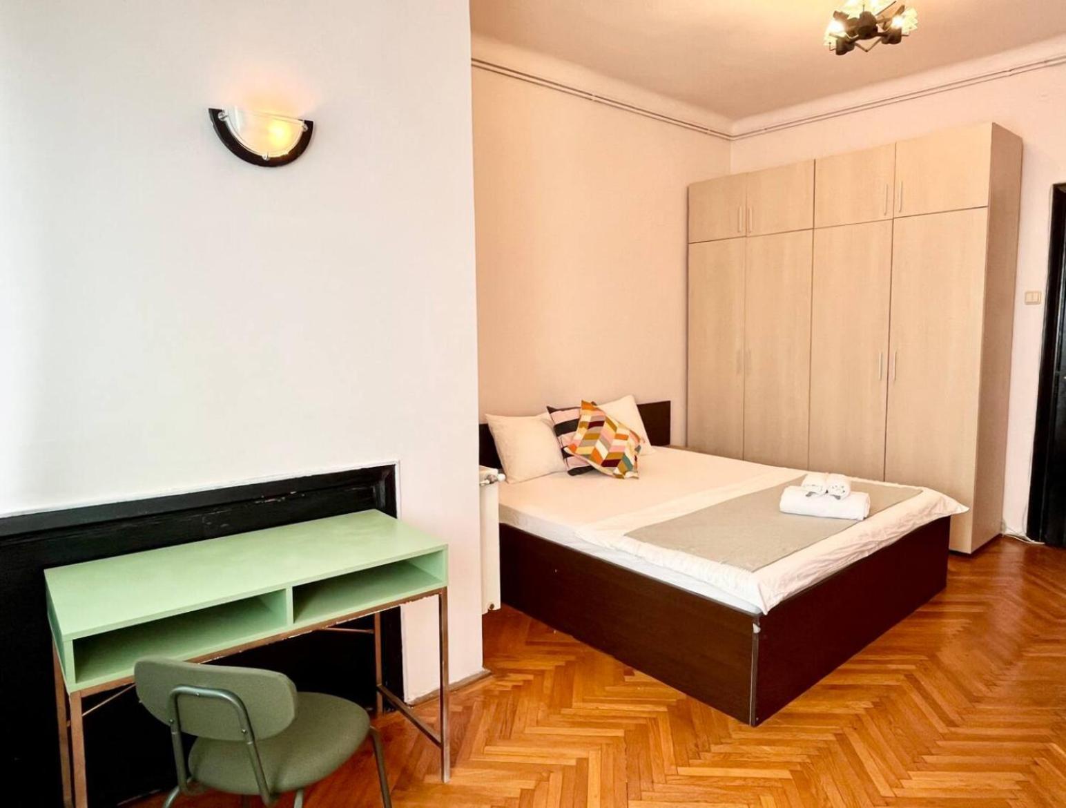 Downtown Unirii Square Private Economy Rooms With Shared Amenities Bucureşti Exterior foto