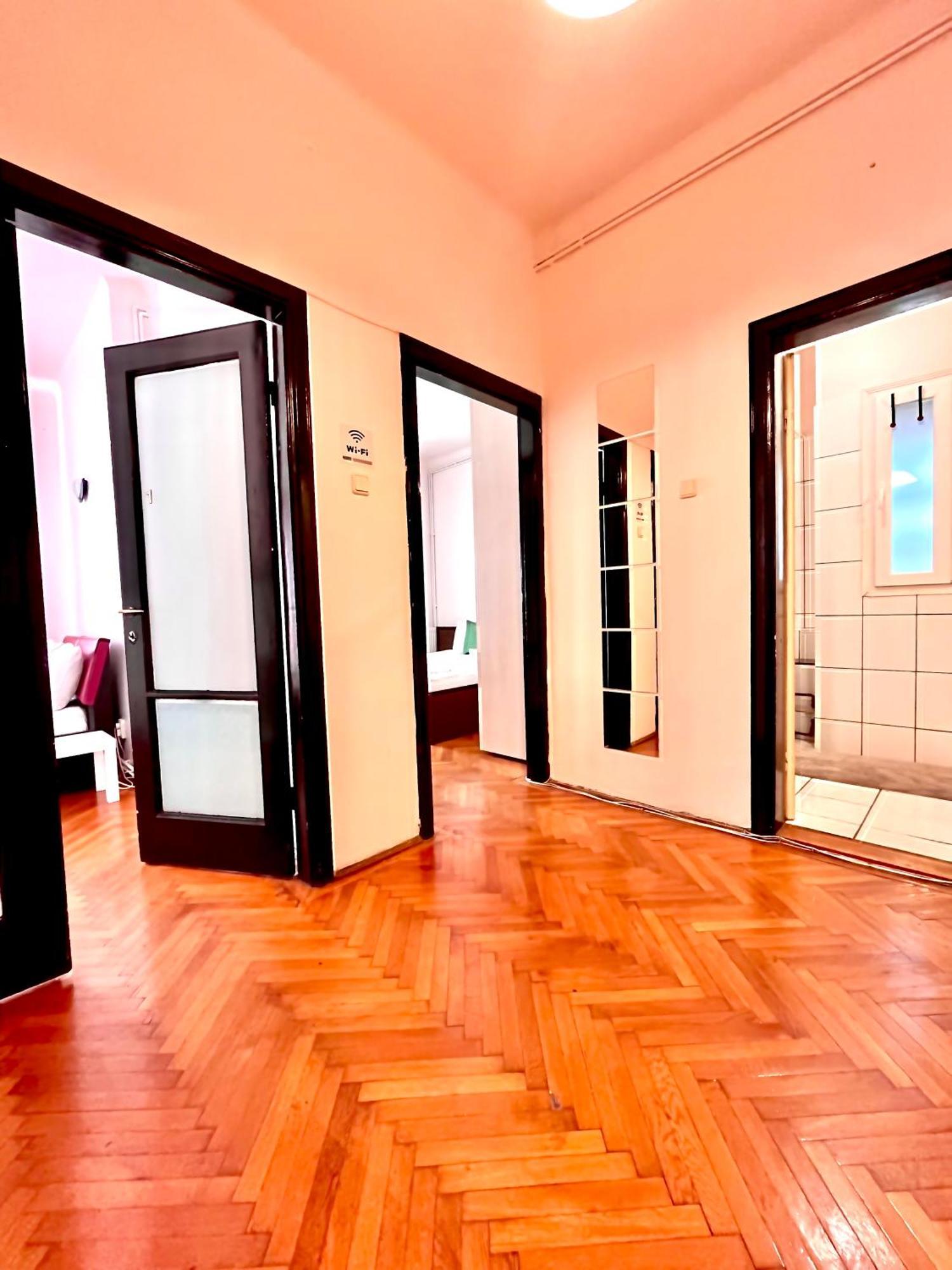 Downtown Unirii Square Private Economy Rooms With Shared Amenities Bucureşti Exterior foto